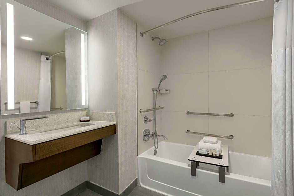 Photo 1 of 5 of 1 Bedroom 1 King Bed, Mobility Accessible, Bathtub