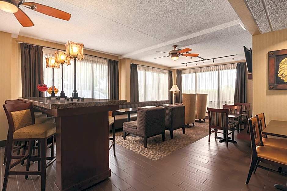 Hampton Inn By Hilton Des Moines Airport