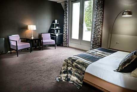King Room with Roll-In Shower - Disability Access