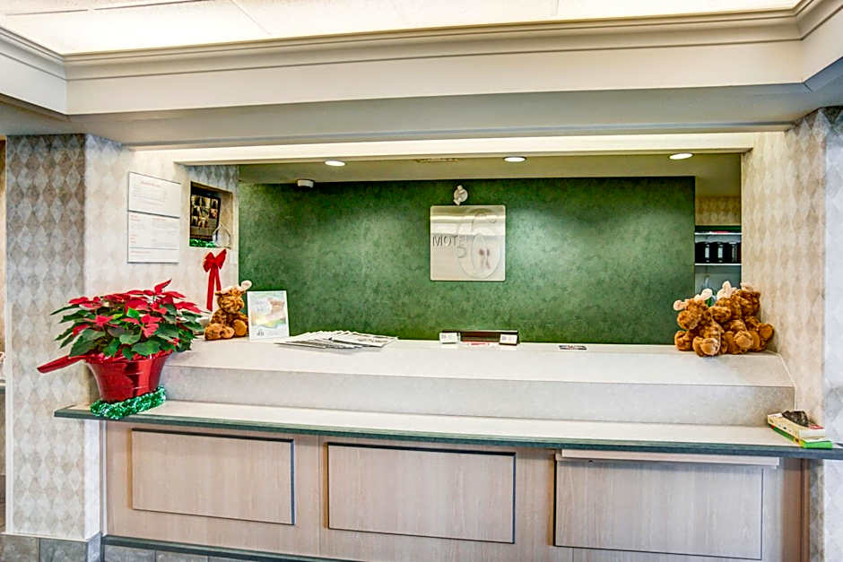 Motel 6-Red Deer, AB