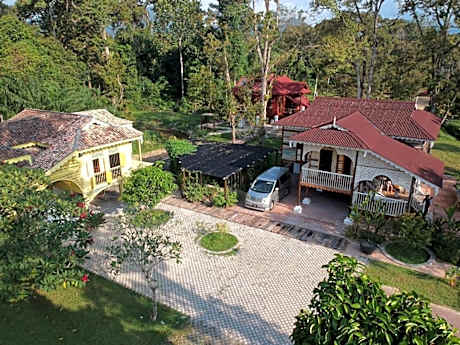 Bagas Zakariah Orchard Lodge