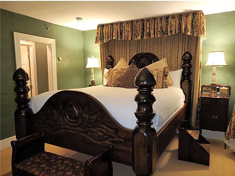 Photo 1 of 8 of 1 King Bed, Jetted Tub