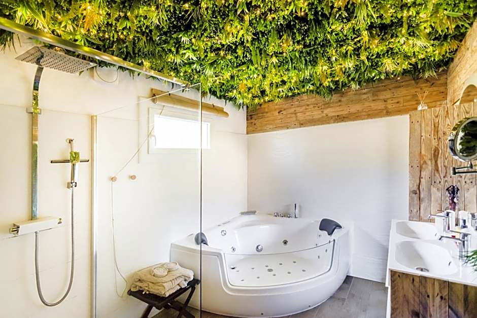 Gîtes Mas des rochers - Case bambou avec Spa