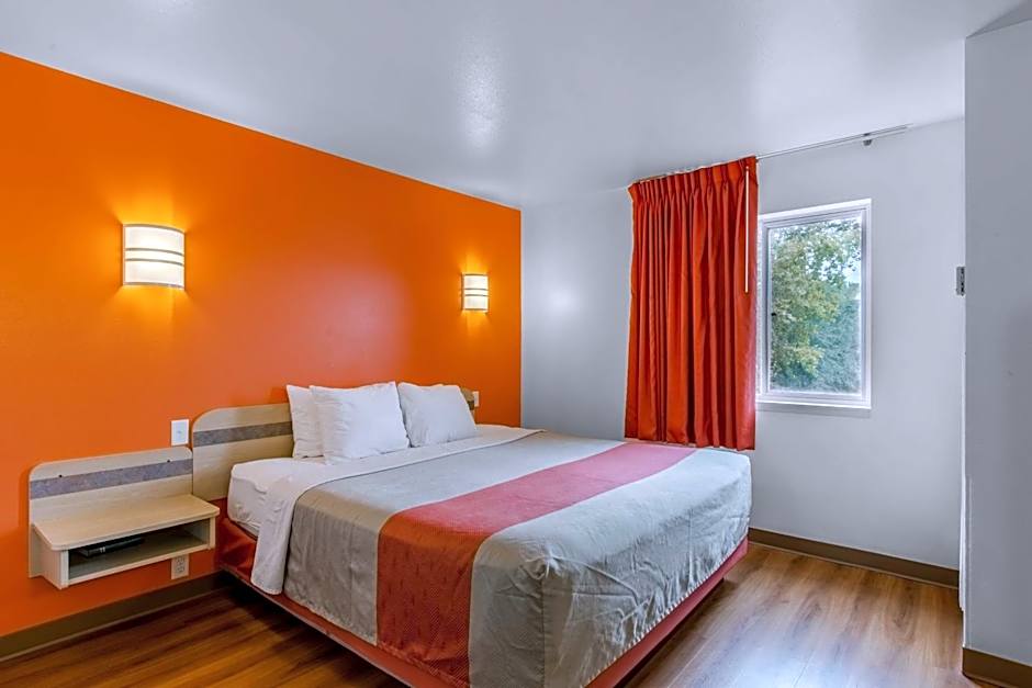 Motel 6-Baraboo, WI - Lake Delton-Wisconsin Dells