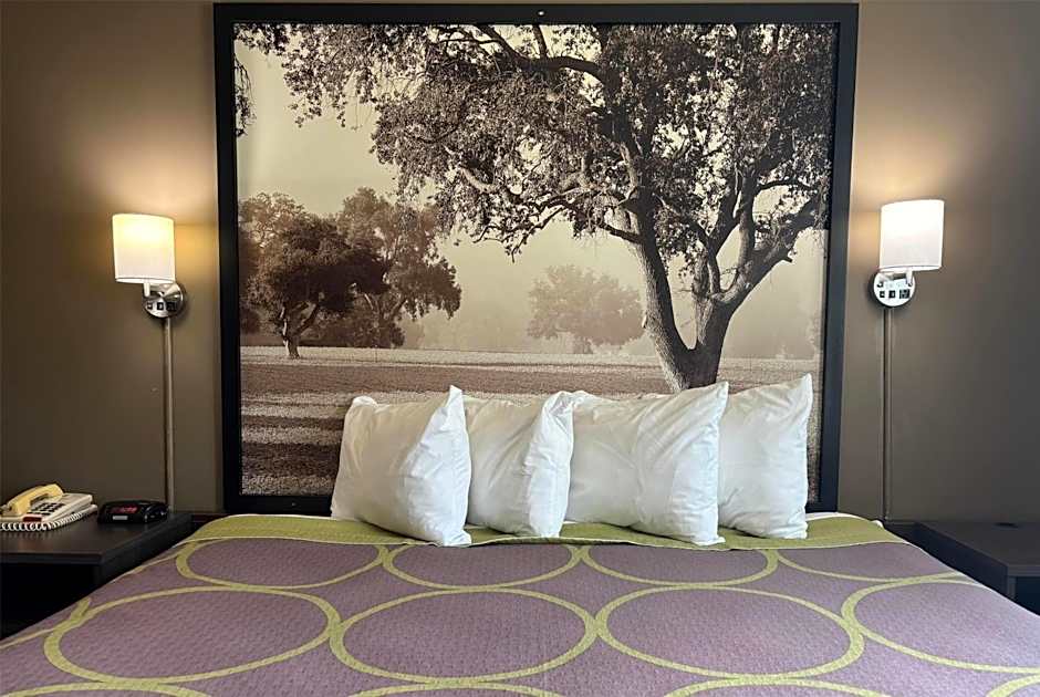 Super 8 by Wyndham Grayville