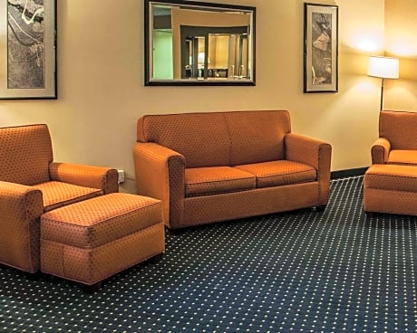 1 King Bed, Suite, Nonsmoking, Upgrade