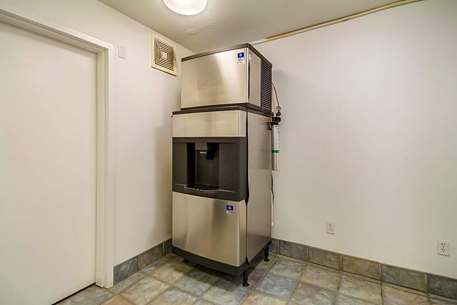 Howard Johnson by Wyndham Lemoore