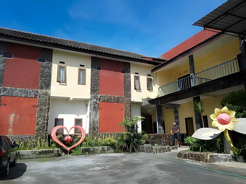 RedDoorz Plus near Museum Angkut Batu 4