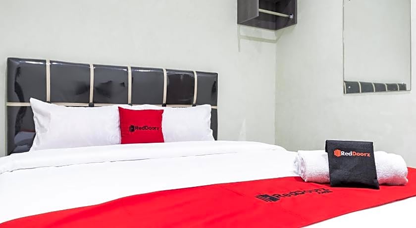 RedDoorz near Medan Amplas