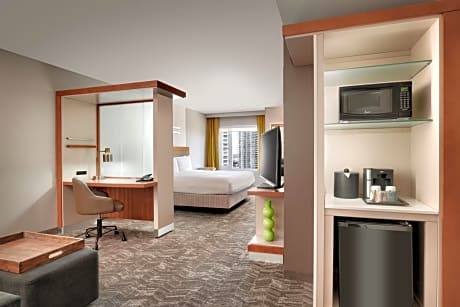 King Suite with Trundle Bed and Adapted Tub - Mobility Accessible