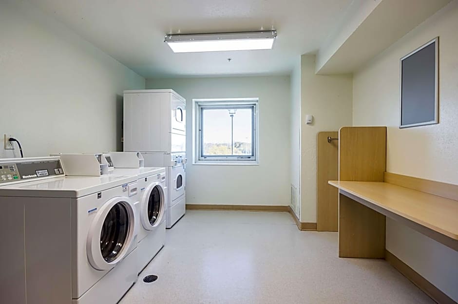 Motel 6-Whitby, ON - Toronto East