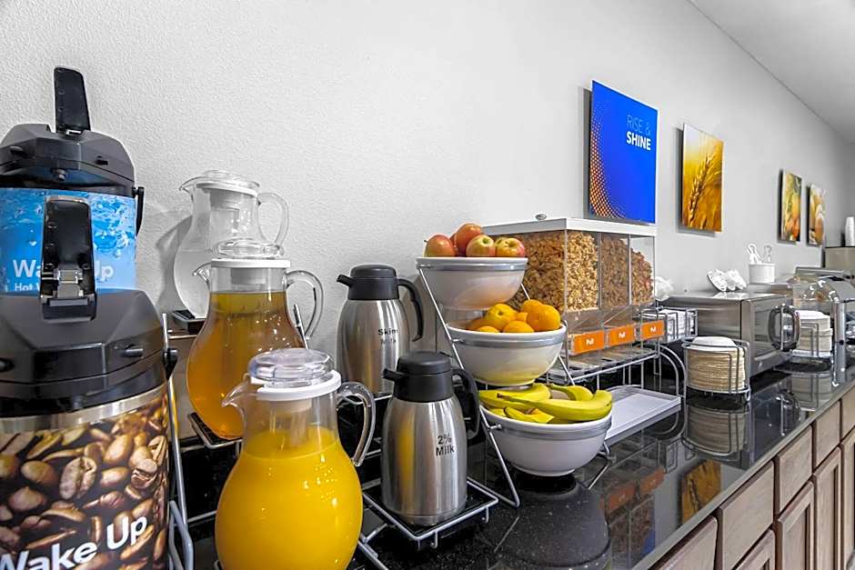 Comfort Inn & Suites near Tinley Park Amphitheater
