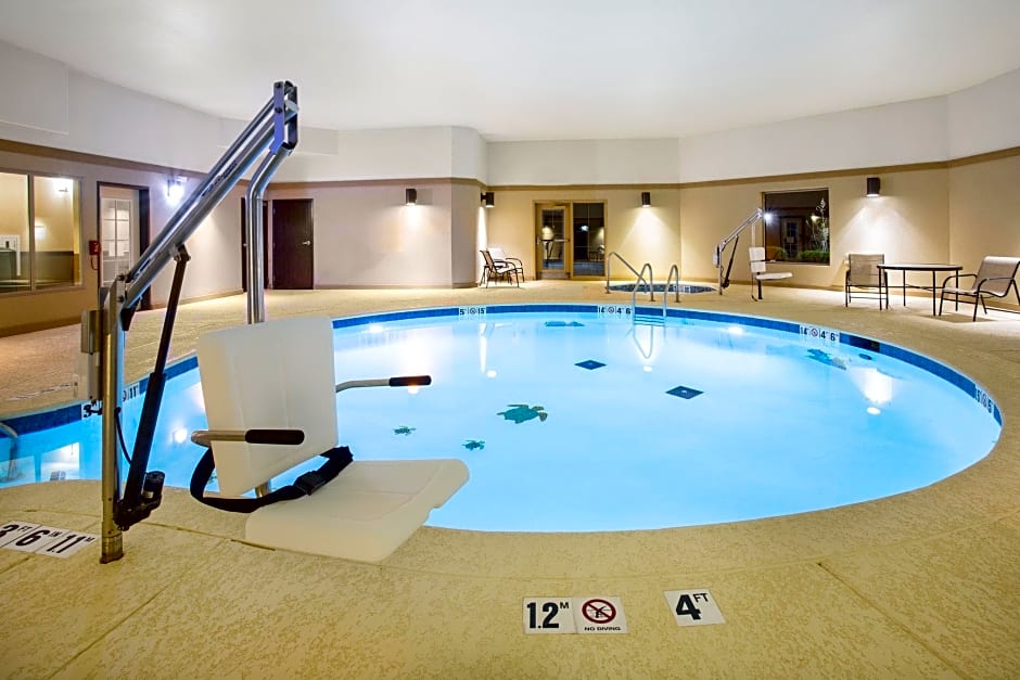 Holiday Inn Express and Suites Hotel - Pauls Valley