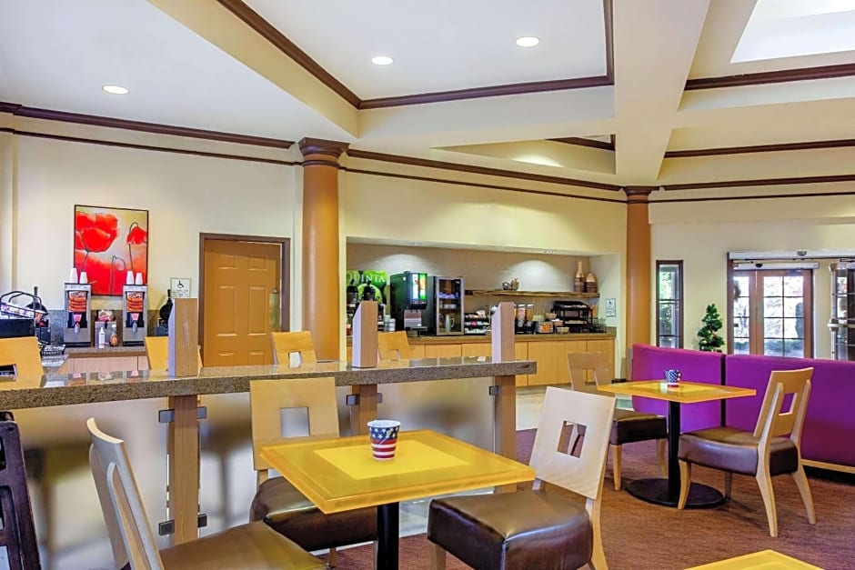 La Quinta Inn & Suites by Wyndham Raleigh Crabtree