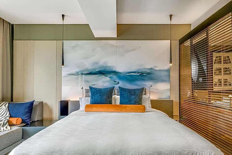 Photo 1 of 7 of Executive 1 King Bed