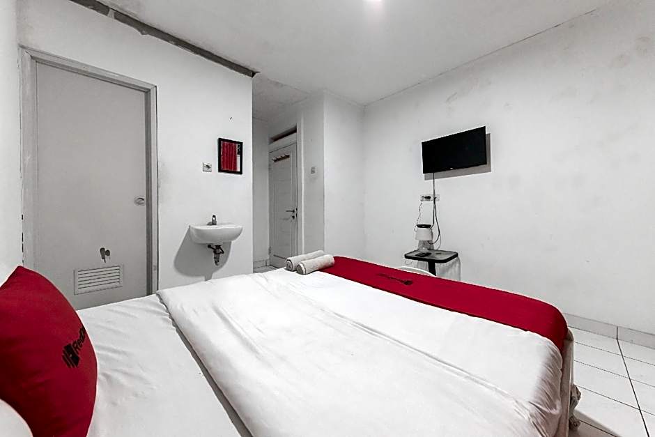RedDoorz near Terminal Pasir Hayam Cianjur