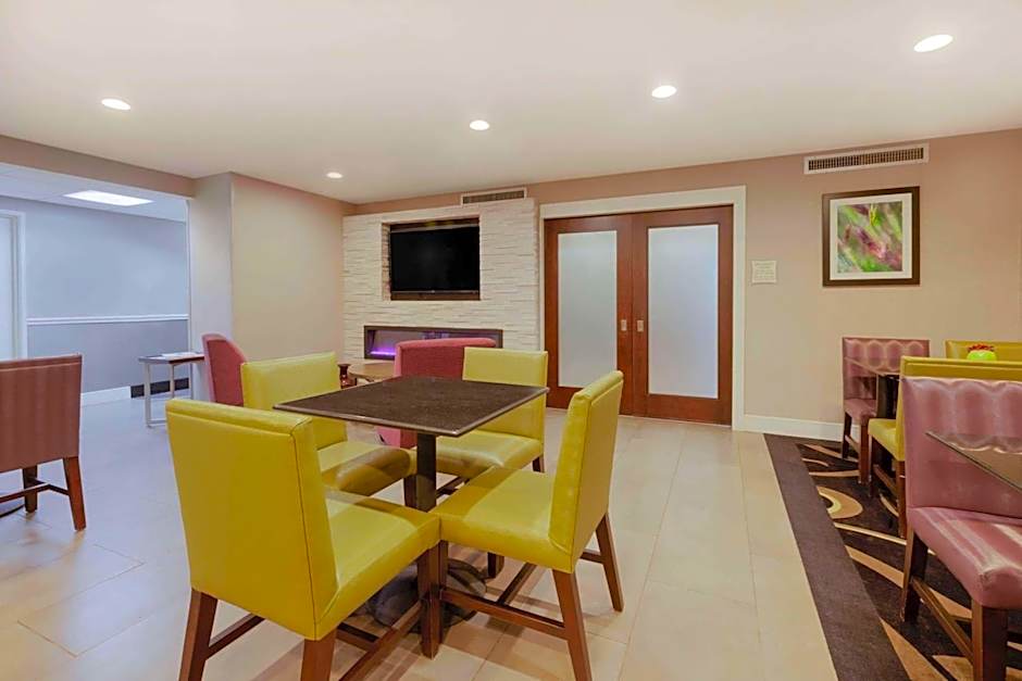 La Quinta Inn & Suites by Wyndham Detroit Utica