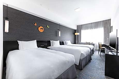 Corner Deluxe Twin Room( 2 Single beds + 2 extra bed)