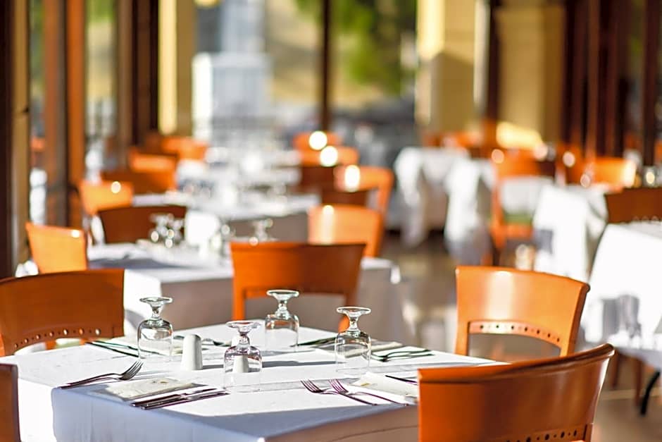 Mitsis Petit Palais Beach Hotel