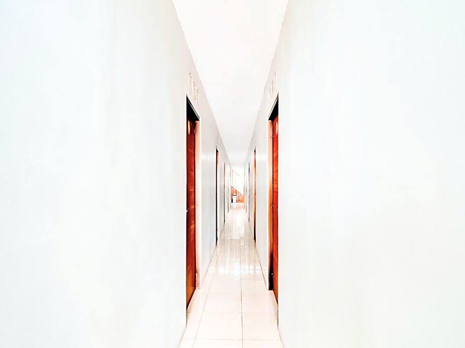 Vaccinated Staff - OYO 90048 Teratai Bekasi Guesthouse