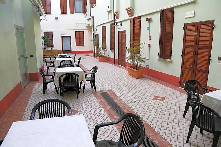 Hotel Mantegna Stazione, MantegnaHotels