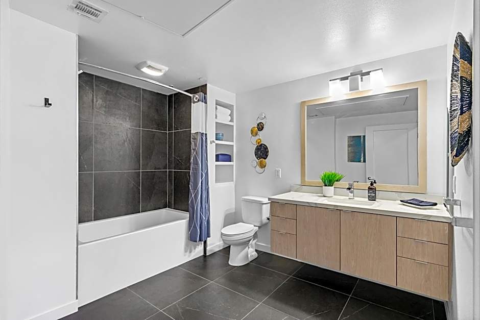 Beverly Grove Chic City Oasis 2 BR Apt with Den 138