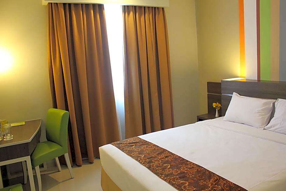 Pose In Hotel Solo