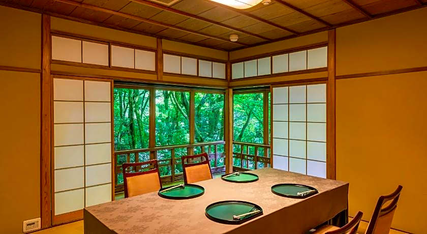 Nara Kasugaokuyama Tsukihitei