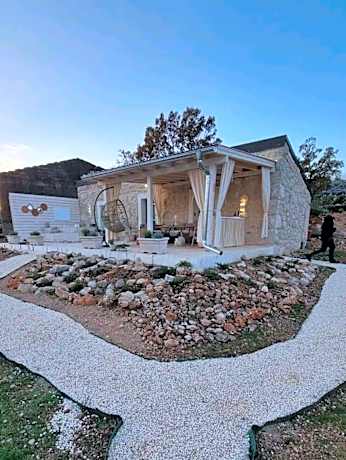 Kamena kućica sa velikom terasom i jacuzzijem 