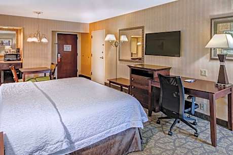 Deluxe King Room - Non-Smoking