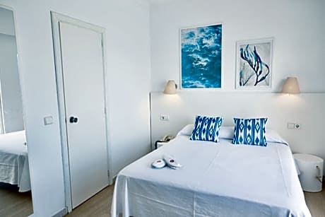 Double Room with Balcony and Lateral Sea View