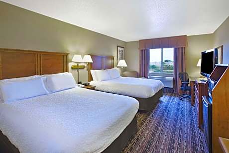 2 Qn Beds W/ Fridge/ Microwave Nonsmok