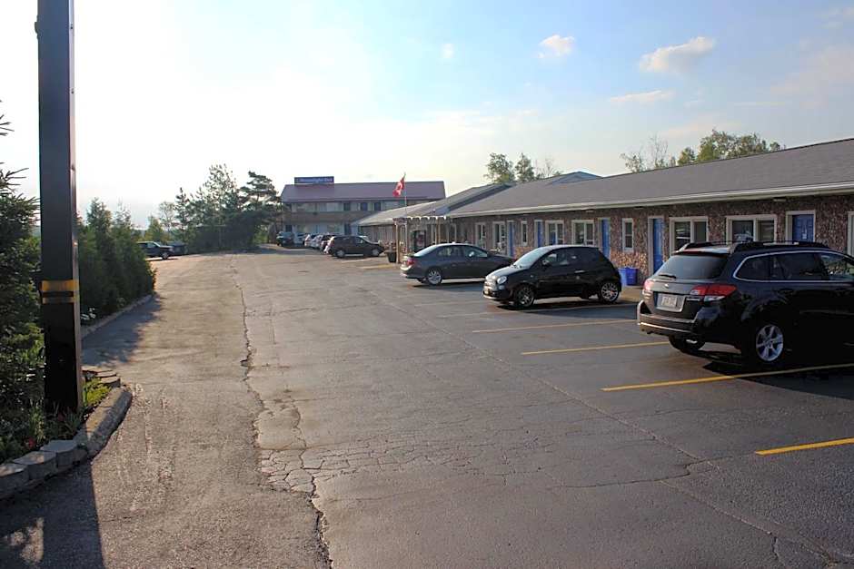 Moonlight Inn & Suites