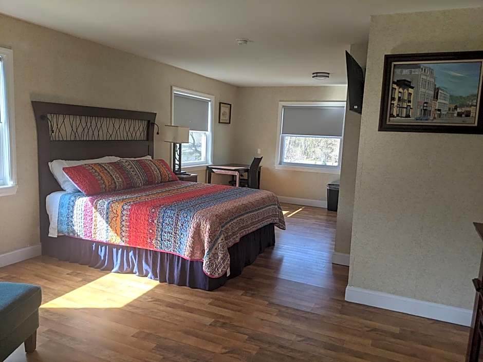 Riverboat Inn & Suites