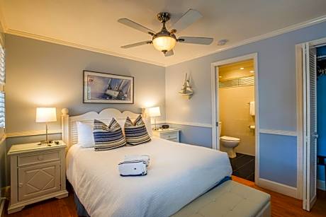Deluxe Cottage Queen Room