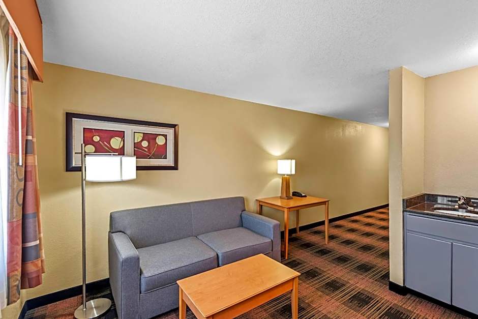 Quality Inn & Suites Des Moines Airport