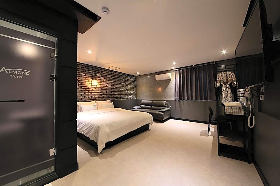 Almond Hotel Gupo Station