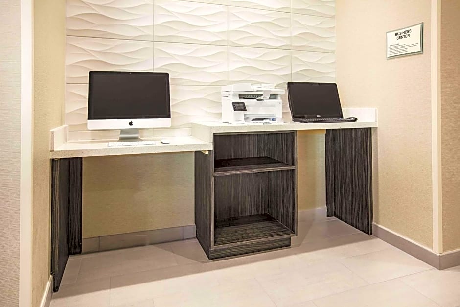 La Quinta Inn & Suites by Wyndham Dallas Plano - The Colony