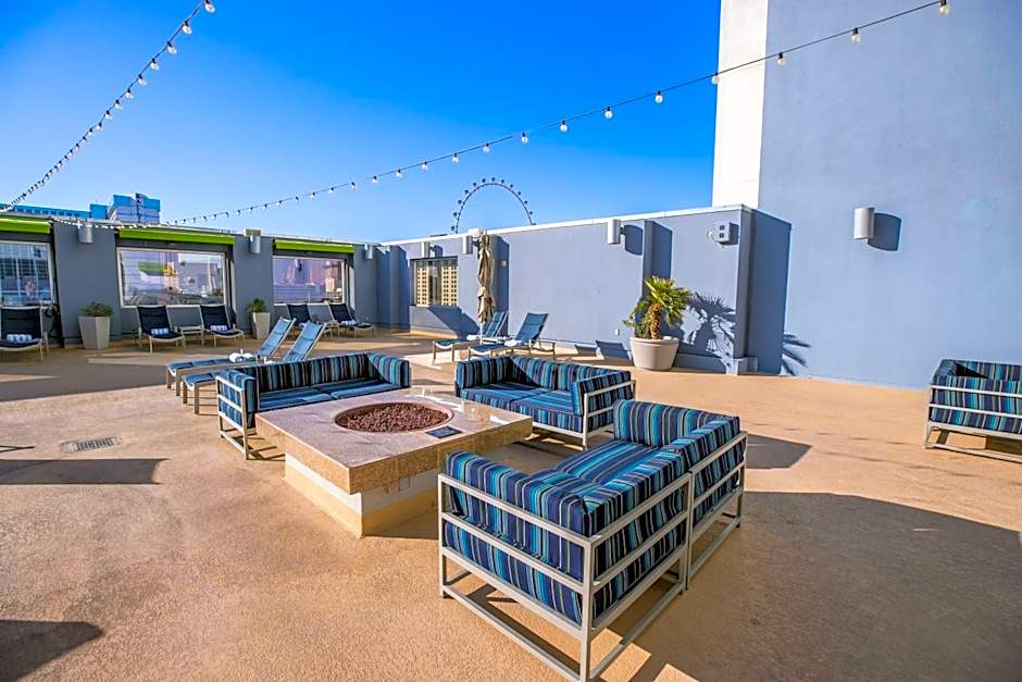 2100 SqFt Penthouse Suite W/ Strip Views! POOL GYM