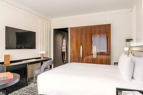 Signature King Room on High Floor with Skyline View