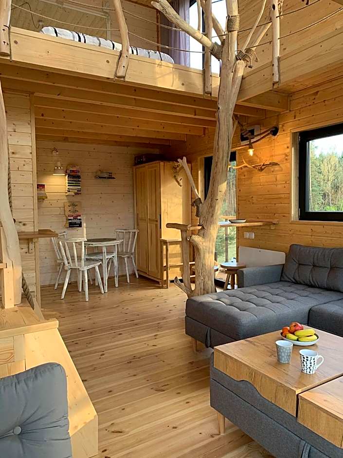 Domek na drzewie w Dolinie Uradu