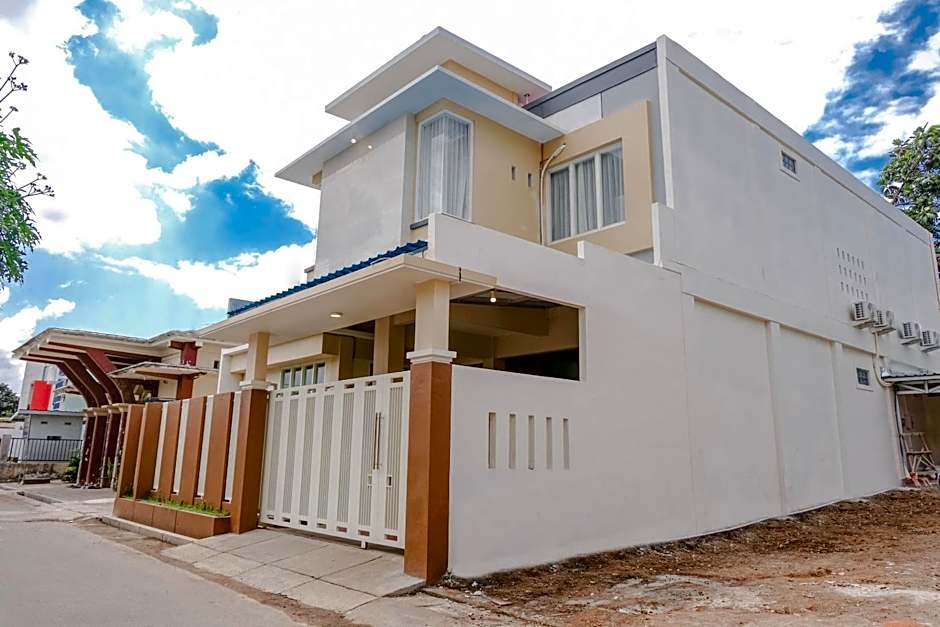 OYO Flagship 1603 Antosa Family Residence Silver Key