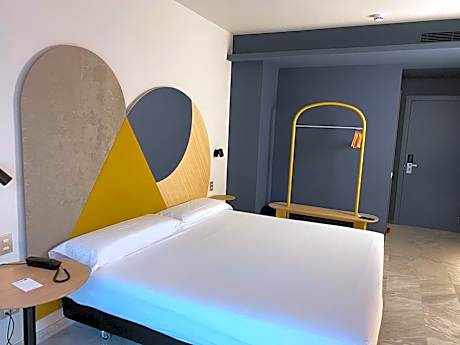 Double Room with Balcony and Park View