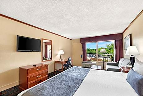 1 King Bed, Courtyard