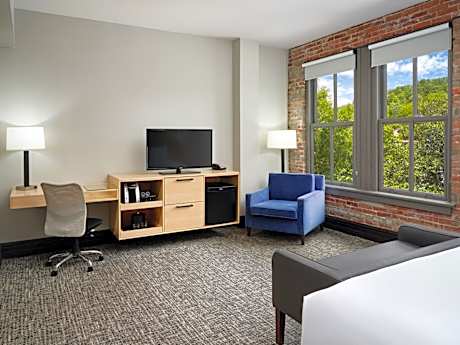 King Room with Accessible Tub - Mobility Access