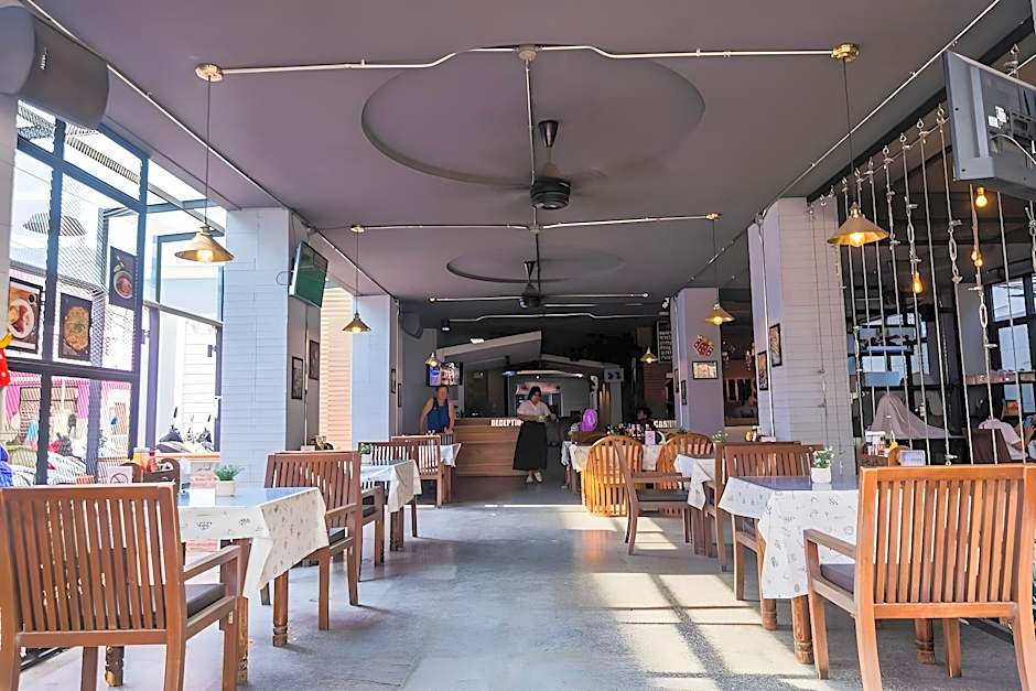 18 Coins Cafe & Hostel