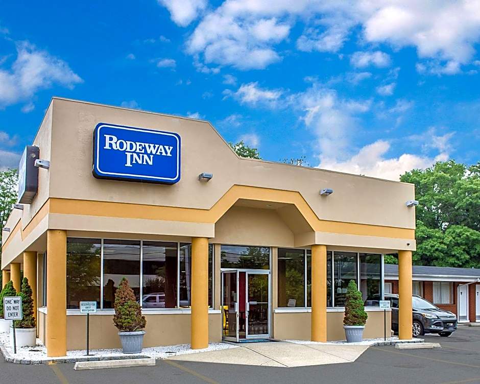 Rodeway Inn Macarthur Airport