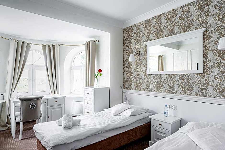 Dom Goscinny Bialy Dworek