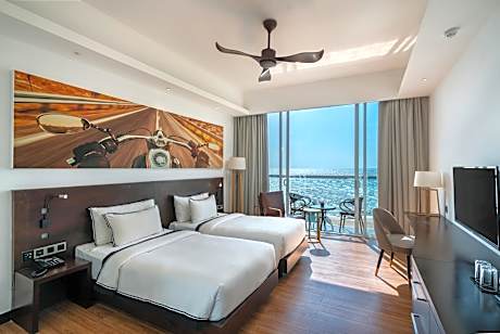 Super Deluxe Twin Room With Sea View and Balcony