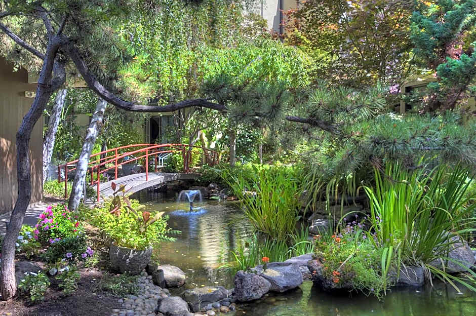 Dinah`S Garden Hotel